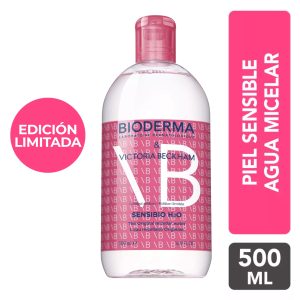 SENSIBIO H2O x Victoria Beckham es una solución micelar dermatológica diseñada para limpiar profundamente, calmar y revelar el resplandor natural de la piel sensible. Esta edición limitada celebra el 30º aniversario del icónico desmaquillante de BIODERMA en colaboración con Victoria Beckham, ícono de la moda y usuaria fiel del producto.